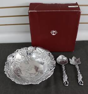 10-1634 Arthur Court 752659014357 14 Inch Grapes Salad Bowl With Utensils