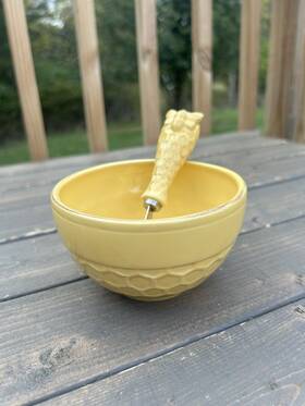Jc01 Boston International October Hill Embossed Ceramic Bowl And Spreader 2-piece Set Honeycomb