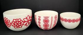 135-392 Crate And Barrel Set Of 3 Nesting Bowls White With Red Snowflakes