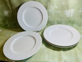 2321632 Crate And Barrel 4 White Porcelain Water Music Dinner Plates 11 Inch Dots Scallops