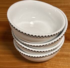 Cbl35 Crate & Barrel And White With Black Checked Rim Lot Of 4 Cereal Bowls