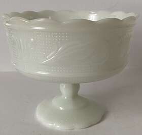M6000 E. O. Brody Milk Glass Pedestal Fruit Bowl E.o. Co. Cleveland Usa 5.5 Inch Tall