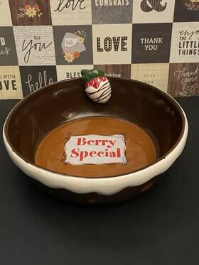 Ganz 661371027241 Brown/white Desert Serving Bowl 3-d Strawberry On Rim Berry Special Inside
