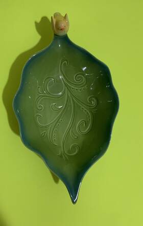 445899 Grasslands Road Ceramic Green Leaf Serving Bowl Dish With Yellow Bird 13x8 In