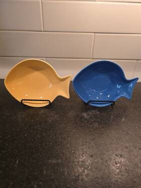 C2006 Harry & David Set Of 2 And Yellow Blue Fish Shaped Serving Bowls