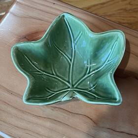 H0556 Harvest Ceramic Green Leaf Bowl