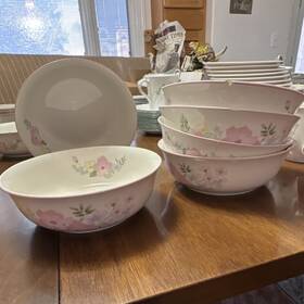 62482 Kobe Dinnerware Courtney Floral Porcelain Round Bowl