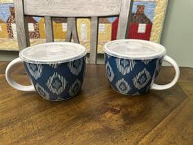 La Cucina 786460933477 Two 2 Stoneware 22 Oz Souper Mugs With Vent Lid Soup Bowl Blue N White Diamonds