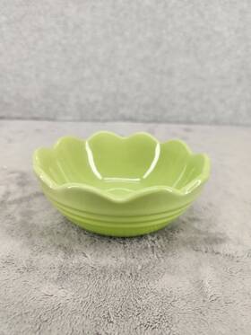 Le Creuset 630870316699 Kiwi Green Frill Flower Bowls 5.5 Inch Wide Scalloped Edge