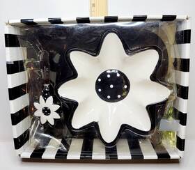 Mainstreet Collection 847219015247 Daisy Shaped Bowl With Spreader Black White Flower Party