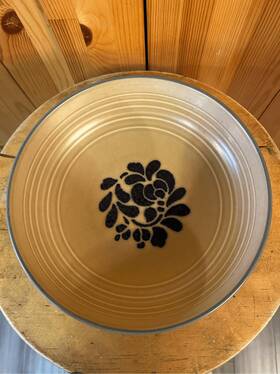 0416 Pfaltzgraff Vintage Stoneware Folk Art Vegetable Bowl 8.5 Inch Across