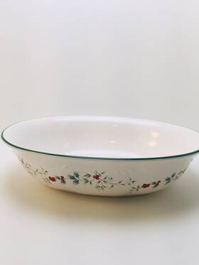 10994300 Pfaltzgraff Winterberry Oval Vegetable Bowl Holiday Christmas 1.5 Quart Euc