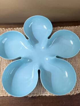 Nov23 Pier 1 Melamine Serving Snack Bowl 14 1/2 Inch Diameter Blue Flower Shaped