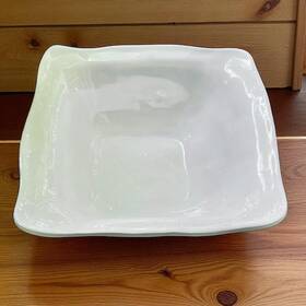 83791 Q Squared Nyc 12.5 Inch Ruffled White Melamine Square Serving Bowl