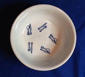 080824b Rosanna Dinnertime Rimmed Soup Bowl With Blue Knife And Fork Motifs Poland