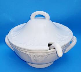 Signature 020211733252 Ceramic Soup Or Stew Serving Dish With Spoon Tureen Supiere