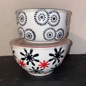Signature Housewares 020211066992 2 Bowls With Lids That Vent Black White And Red One Cert
