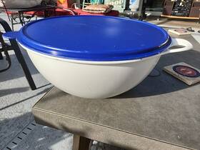 2539 Tupperware Vintage Tuppeware Thatsa Bowl #2539 White 32 Cup Navy Blue Seal