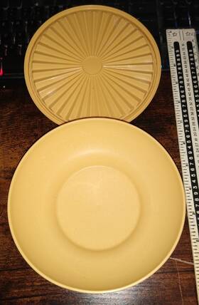 808-16 Tupperware Classic #890-20 Harvest Gold Yellow Soup Cereal Salad With Cover