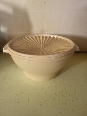 880-5 Tupperware Vintage Harvest Gold Yellow 3 Quart Large Serving Salad Bowl