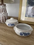 2 Vintage Pfaltzgraff Yorktowne 305Y Stoneware Chowder Bowls With Lid. Fixed Price $11.33.