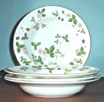 Wedgwood Wild Strawberry Rim Soup Bowls SET/4 Gold Bone China 8" England New. Fixed Price $194.90.