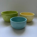 Vtg Tag Ceramic Scalloped Nesting Bowls Set Of 3 Pastel Green Yellow Blue Excell. Fixed Price $32.00.