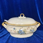 Mikasa Blue Daisies 804 2.5 Quart Oval Covered Serving Casserole Bowl. Fixed Price $45.00.