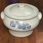 Pfaltzgraff Yorktowne Stoneware 7-160 Usa Soup Tureen / Casserole Dish With Lid. Fixed Price $28.00.