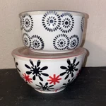 2 Signature Housewares Bowls With Lids That Vent Black White And Red One Cert. Fixed Price $21.10.